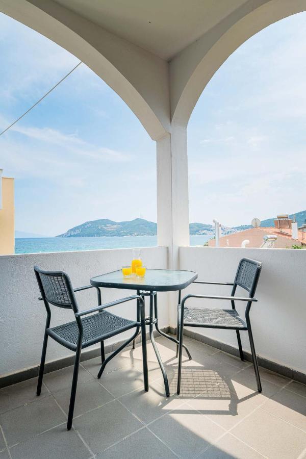 Marinis Boutique Rooms Nea Iraklitsa Екстериор снимка
