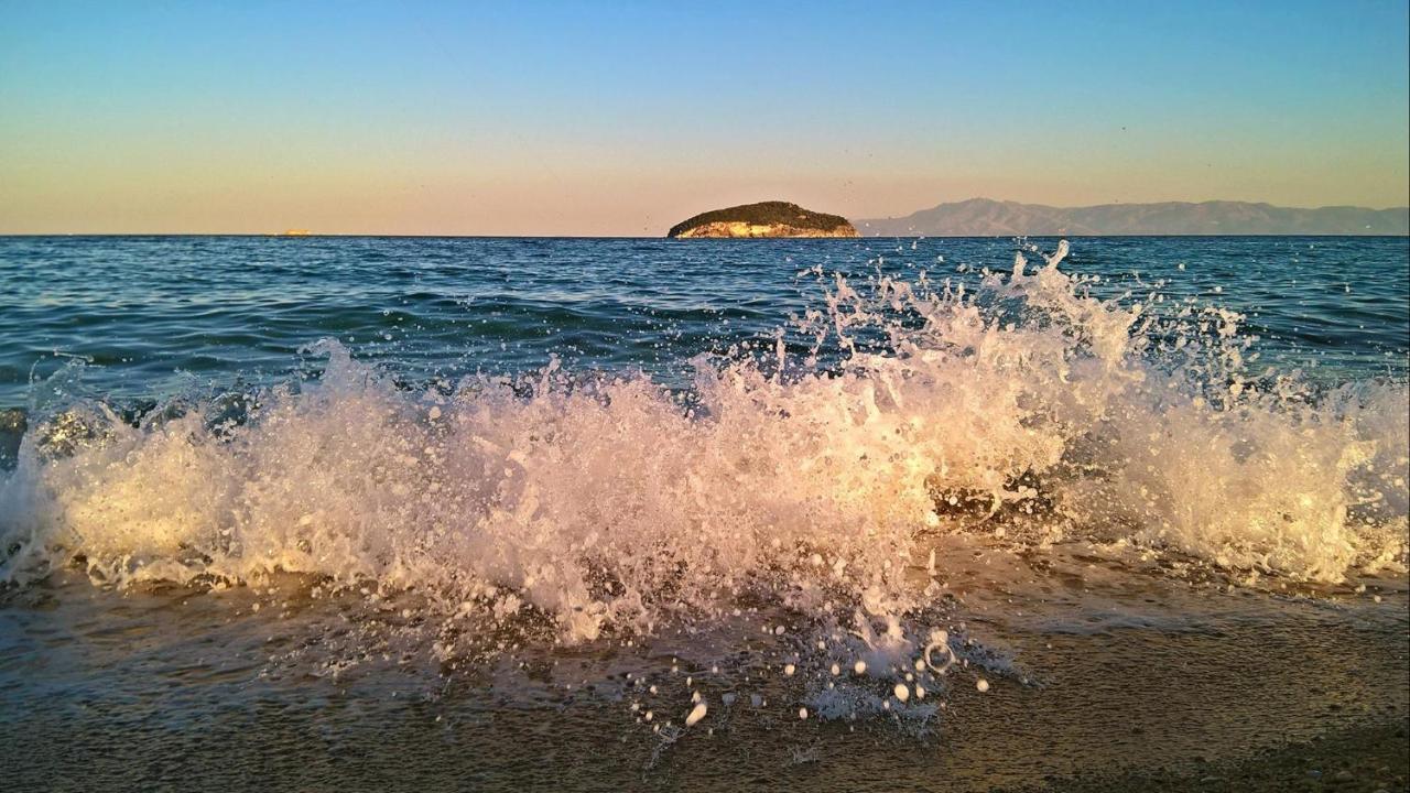 Marinis Boutique Rooms Nea Iraklitsa Екстериор снимка
